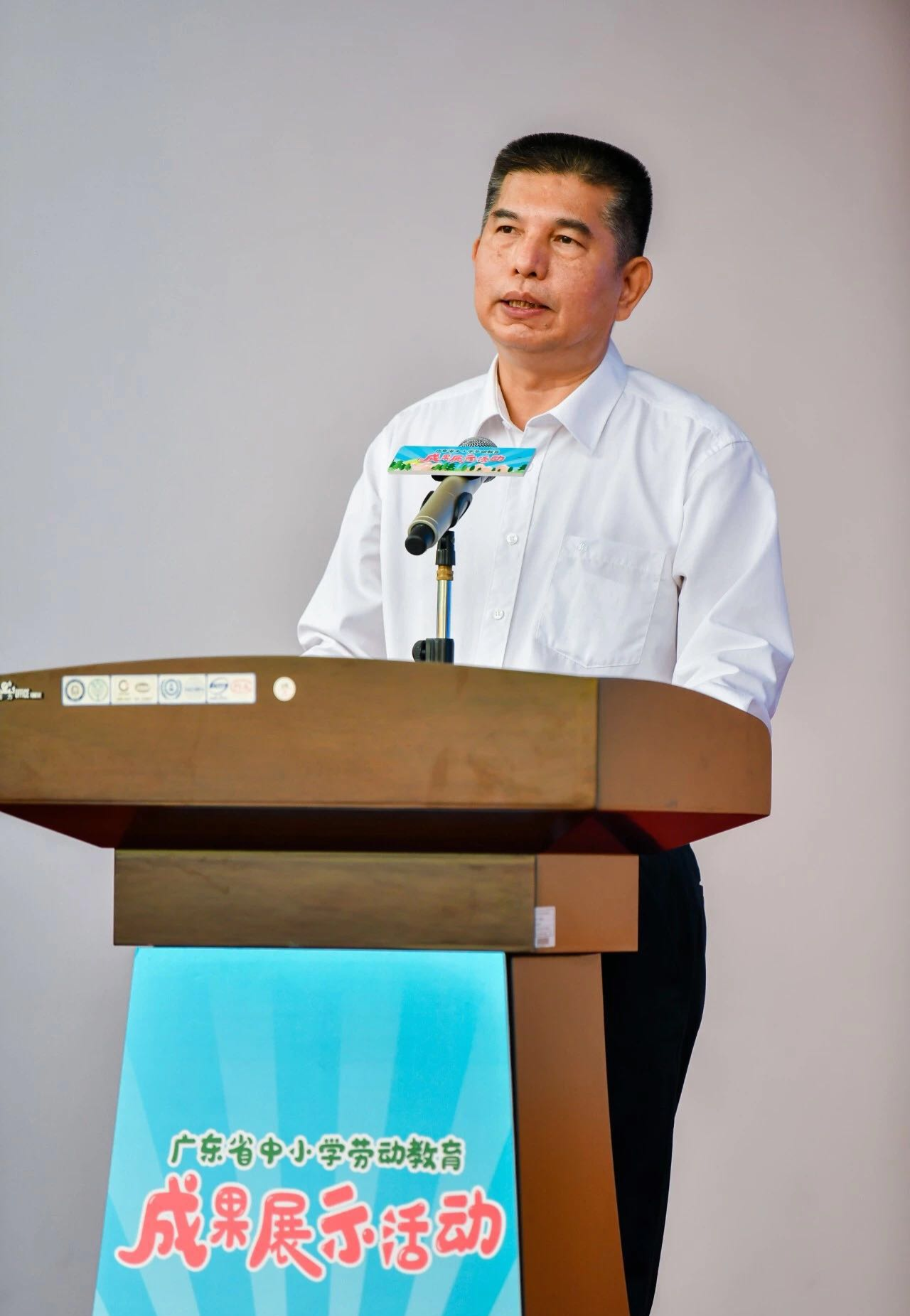  省委教育工委副书记、省教育厅党组副书记李大胜致辞
