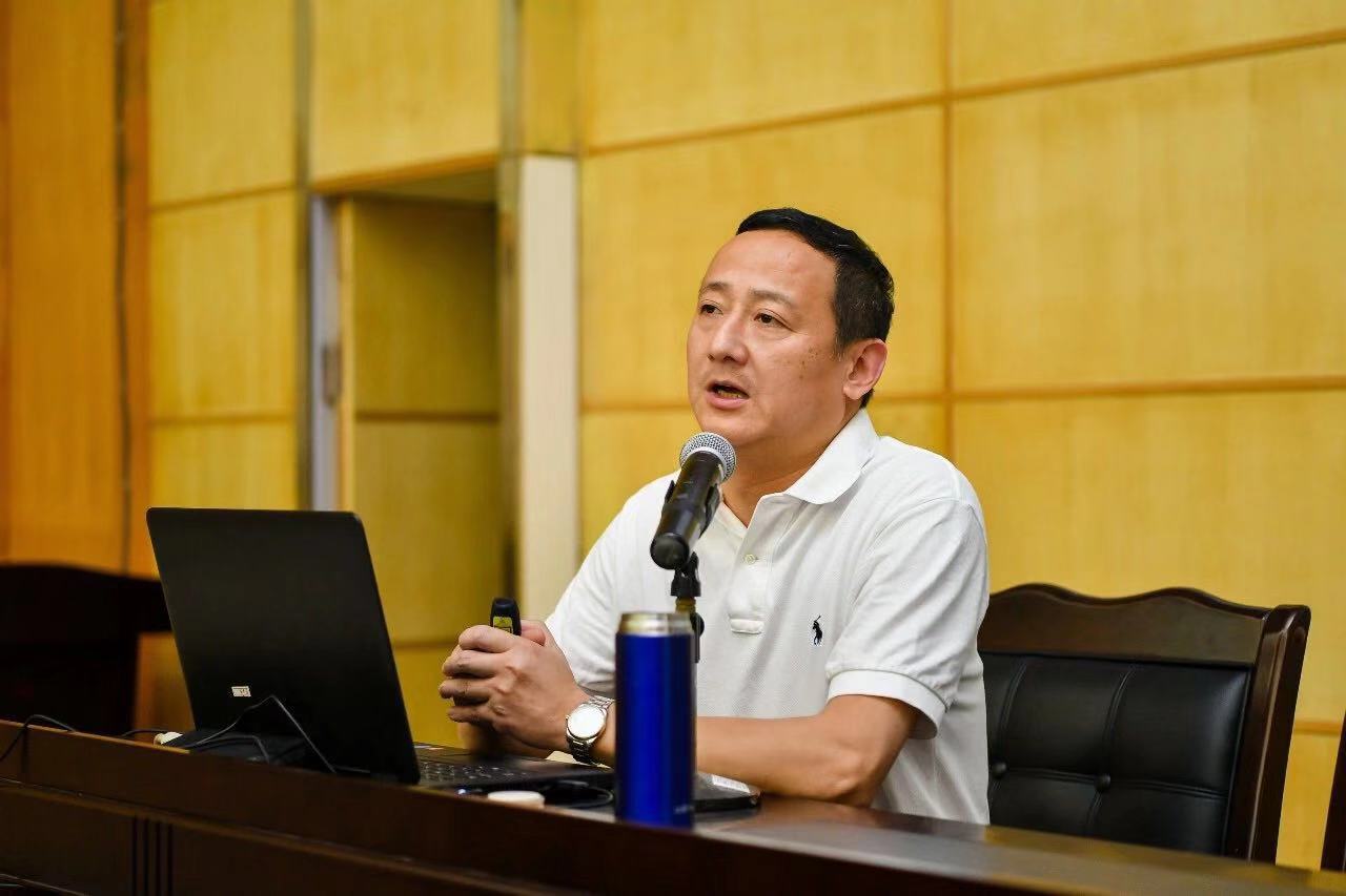 教育部教育发展研究中心实践教育研究所特聘研究员、杭州市富春第七小学书记、校长章振乐介绍经验
